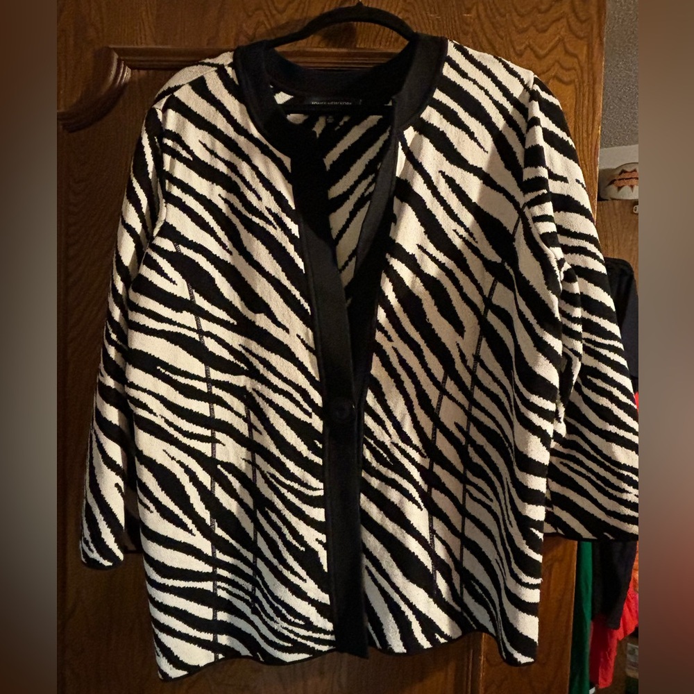 Jones NY Zebra stripe knit top one button